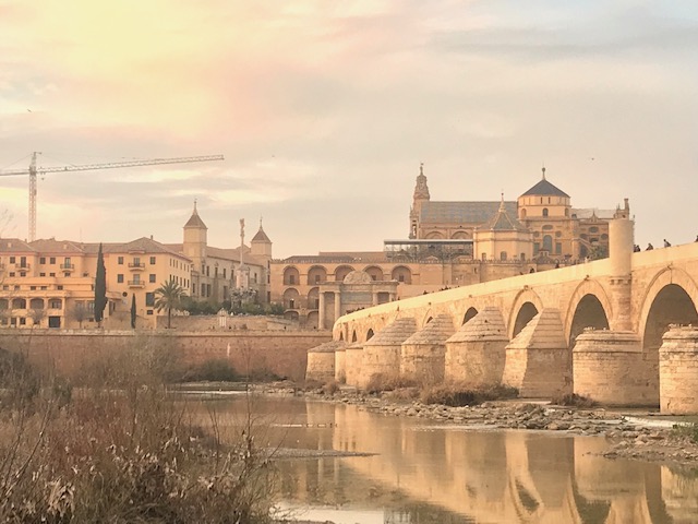 Vue de Cordoue de l'autre côté du Pont Romain